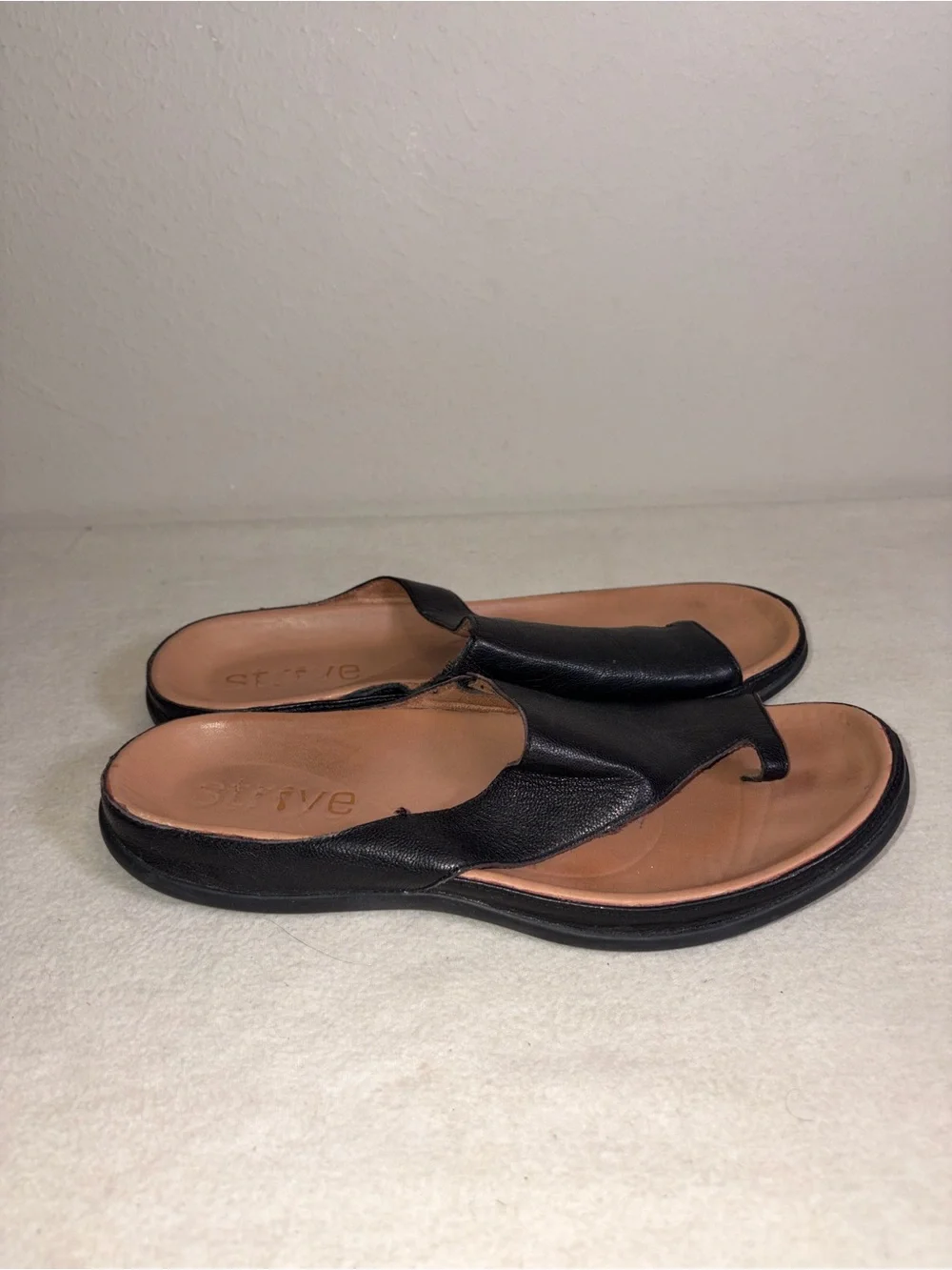 Strive Capri II Women’s‎ Black Leather Slide Sandals comfort Size 9.5/10